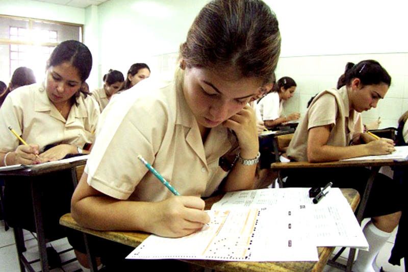 Instituciones educativas reciben orientación en carreras universitarias