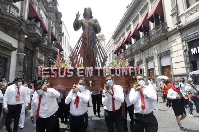Crónica: católicos se reencuentran con sus imágenes en procesión del Viernes Santo en Puebla