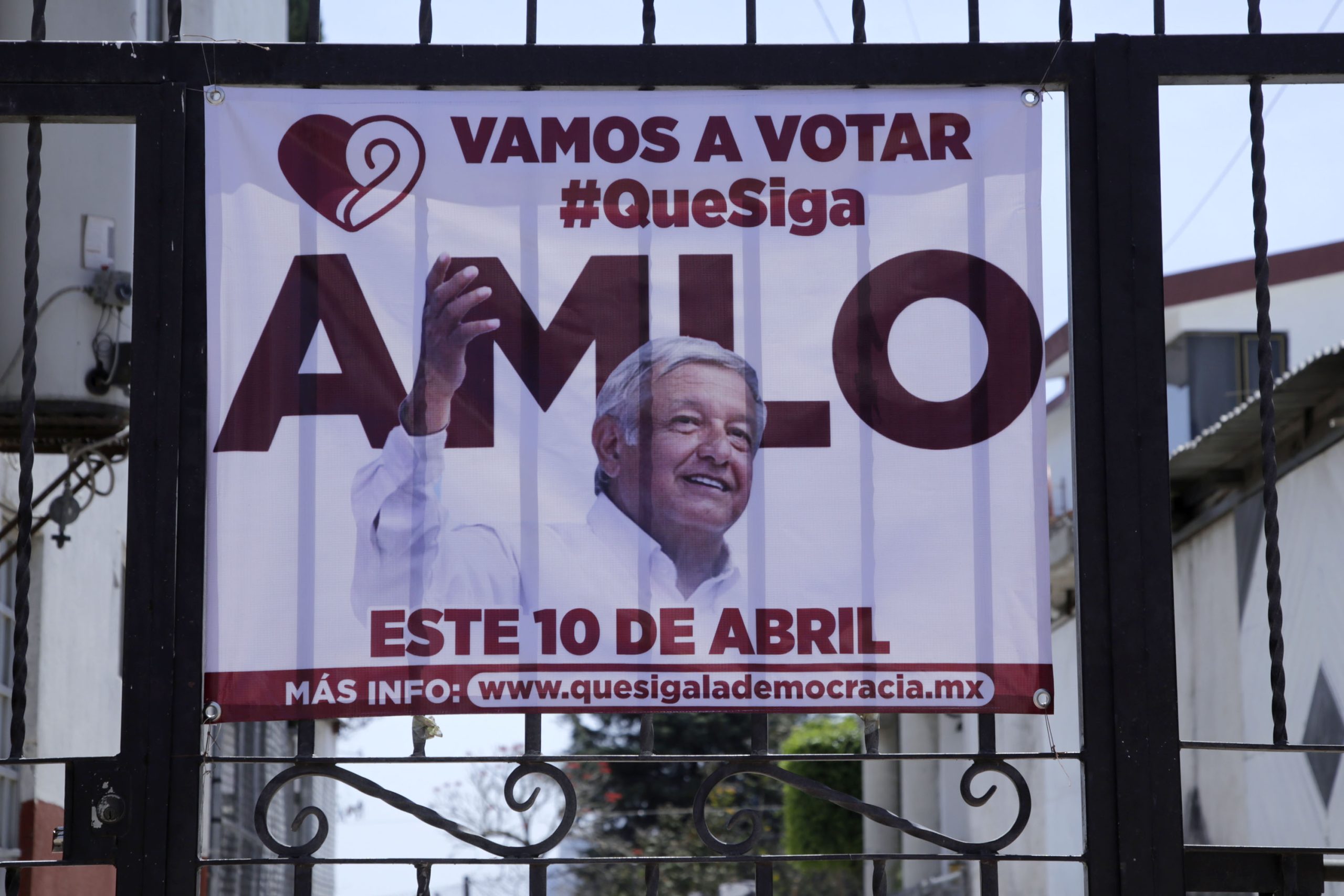 INE ordena retirar publicidad de revocación de mandato de AMLO en Puebla