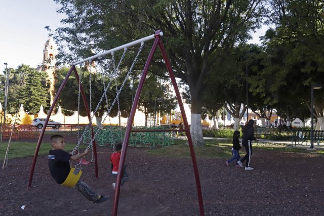 niños viviendo feliz