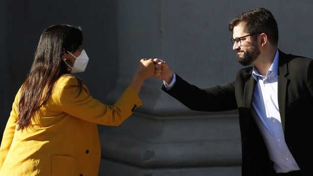 «Cuenta con toda mi confianza»: Boric apoya a Siches en sus horas más duras en Interior