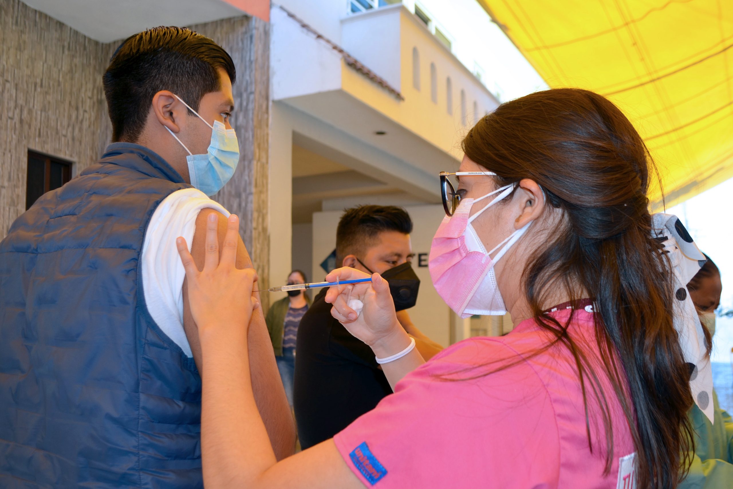 Conoce la logística de vacunación contra covid-19 para rezagados en Puebla