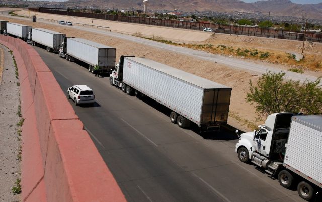 Desecha gobernador texano inspección a camiones en frontera con México