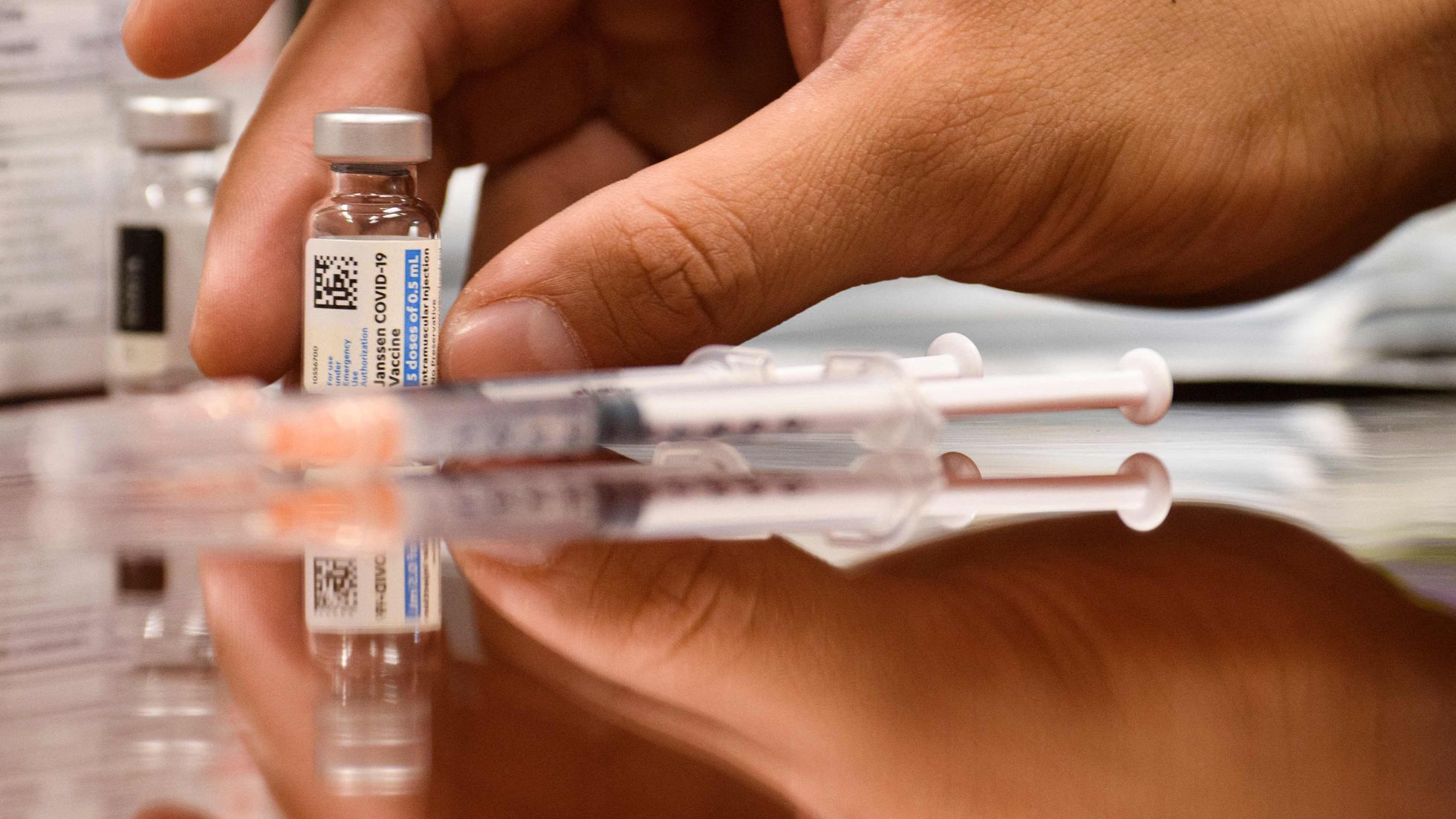 EE.UU. limita el uso de la vacuna contra el COVID-19 de Janssen por riesgo asociado