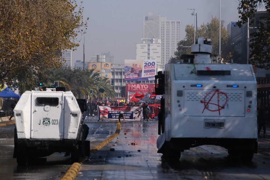 «Contra Carabineros y quienes resulten responsables»: CCHDH y Colegio de Periodistas presentan querella tras ataque armado a Francisca Sandoval