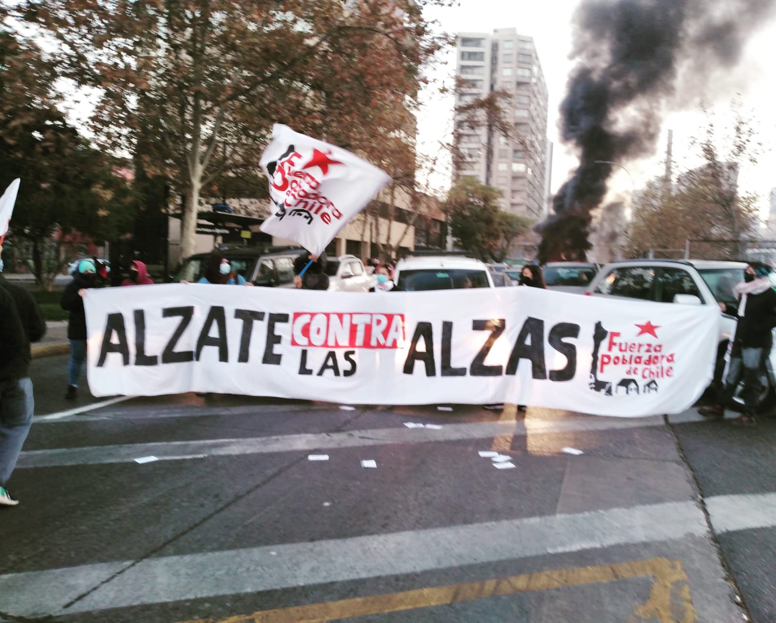 Con cortes de calle y barricadas: Organizaciones de la Fuerza Pobladora de Chile realizan jornada de protesta contra las alzas