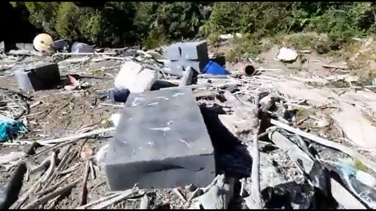 Terrible: Registran impresionante «basurero salmonero» en cercanías de la Reserva Nacional Las Guaitecas en Aysén