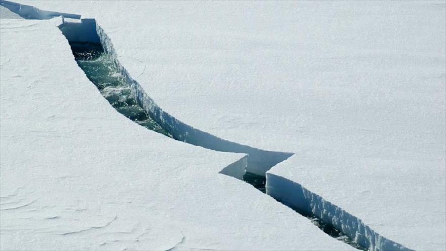 Encuentran una enorme reserva de agua subterránea bajo hielo antártico