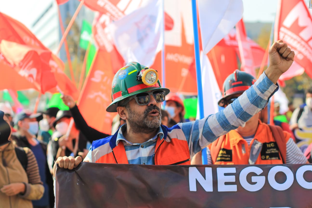 1 de Mayo: Multitudinaria marcha de trabajadoras y trabajadores recorrió Santiago