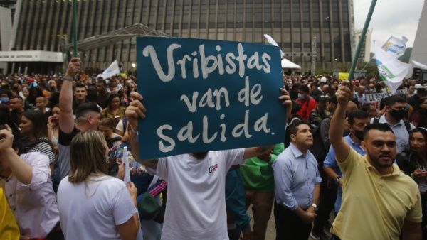 Colombianos ejecutan plantón en rechazo a suspensión de alcalde