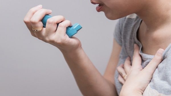 Entérese sobre que hacer cuando una persona sufre una crisis de asma