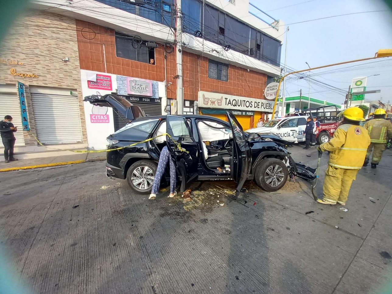 Patrulla estatal y vehículo particular chocan en Puebla; hay un herido