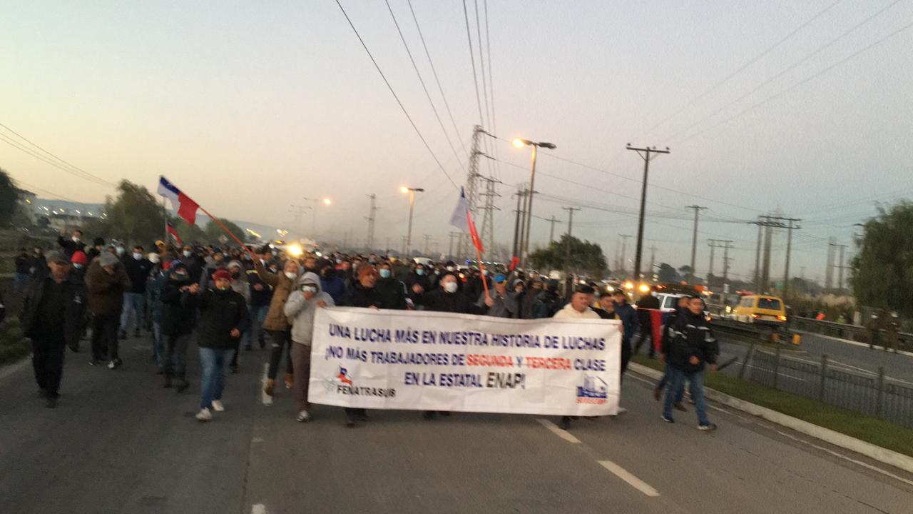 Trabajadores subcontratados se manifiestan en costanera de Hualpén por nula disposición de ENAP a dialogar y solucionar conflicto