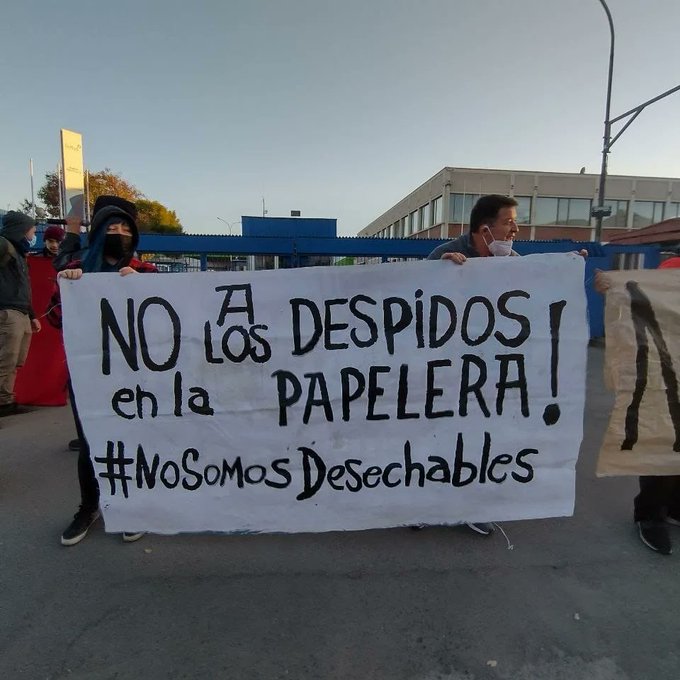 Ante despidos masivos en papelera filial de CMPC en Puente Alto, trabajadores toman puerta principal de la fábrica del grupo Matte: «No somos desechables»