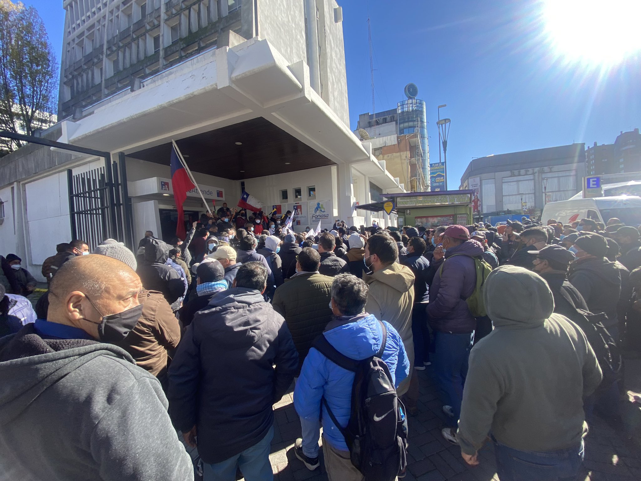 Trabajadores subcontratados vuelven a marchar hasta sede de Delegación Presidencial de BioBío para exigir solución al conflicto con ENAP