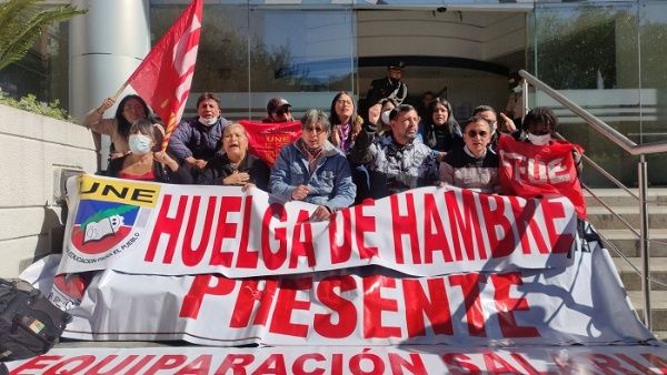 Educadores ecuatorianos inician huelga de hambre por sus derechos