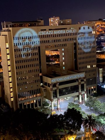 Rostros de Macarena Valdés y Alejandro Castro iluminaron edificio del Congreso en Valparaíso: Senado vota este martes el Acuerdo de Escazú
