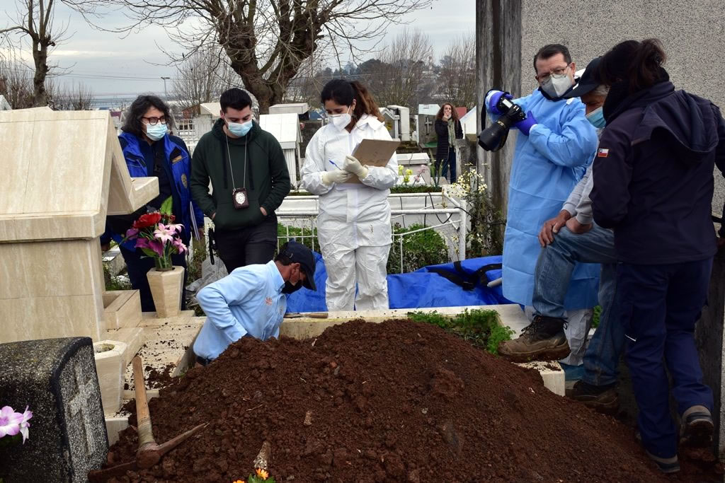Ministro Aldana encabezó exhumación de restos de conscripto desaparecido en Base Naval de Talcahuano en 1975: Existe la duda si son de la víctima o de otra persona