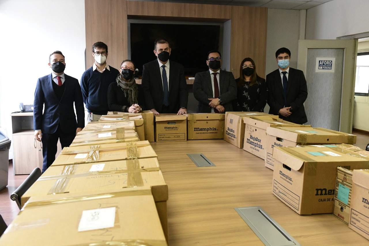 Subsecretaria de Derechos Humanos entregó cajas con testimonios de ex conscriptos al ministro Guillermo De la Barra