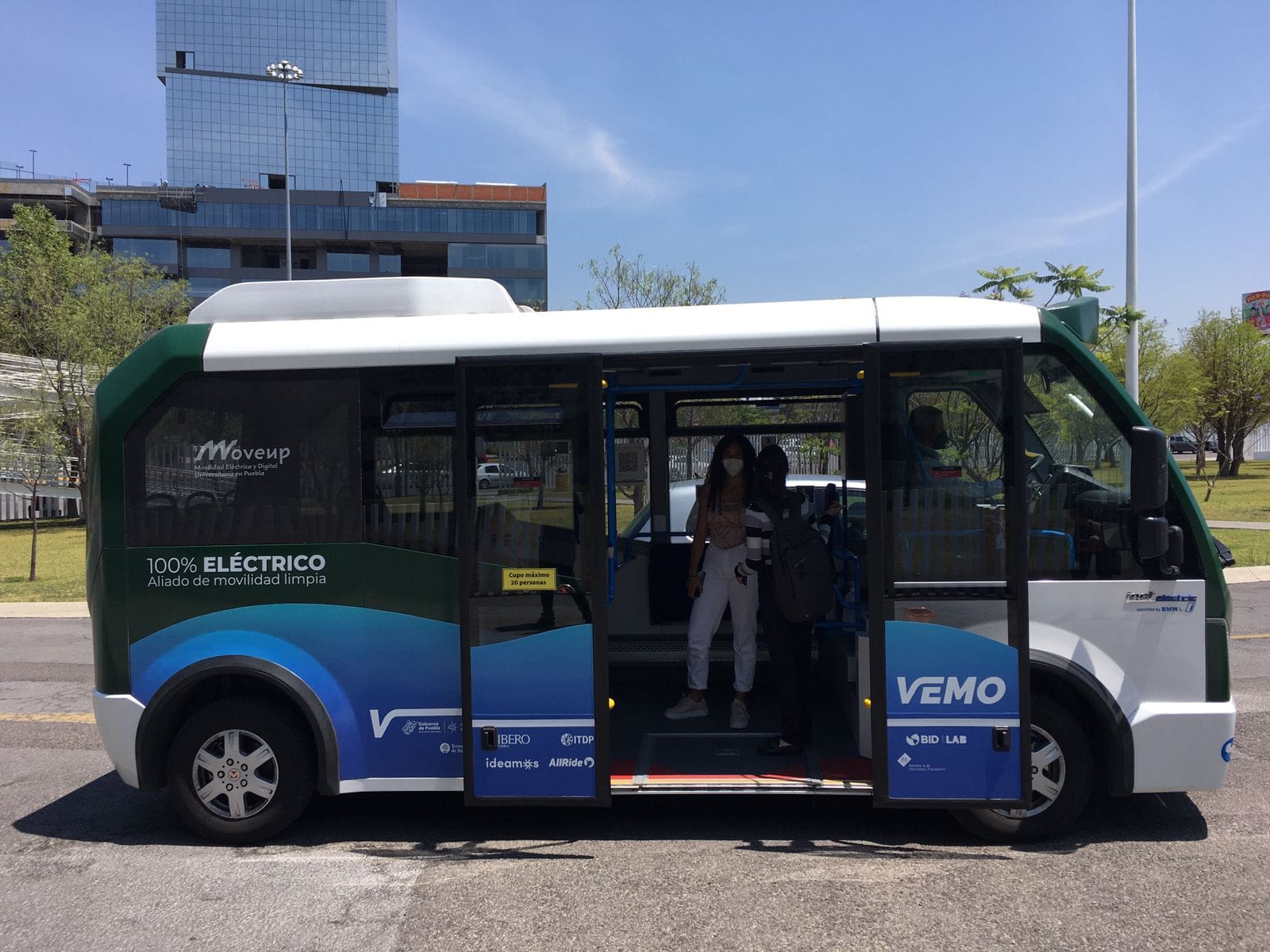 Inicia recorrido primer autobús eléctrico en tres universidades privadas