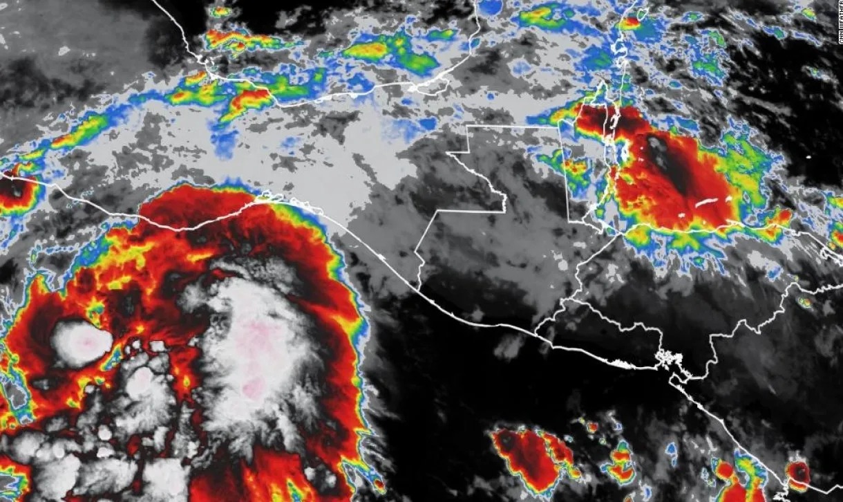 Agatha, en espera de elevarse a categoría 2 e impactar en Oaxaca