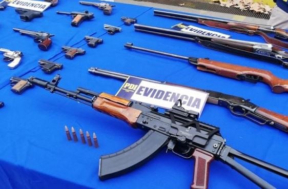 Revelan que armas robadas por militares y Carabineros estaban destinadas a bandas y narcos