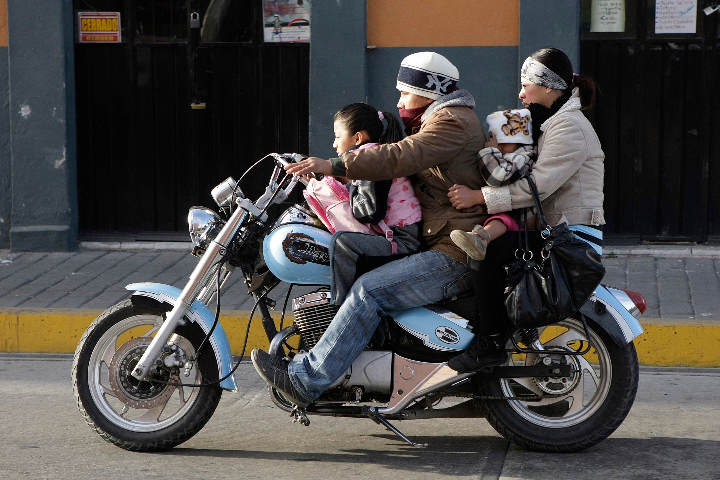 Prohibirán circulación de dos personas en moto para evitar actos delictivos