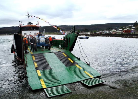 «Si no hay transporte se nos acaba la vida a nosotros acá»: Vecinos de Isla Santa María llevan una semana aislados del continente por falta de barcaza