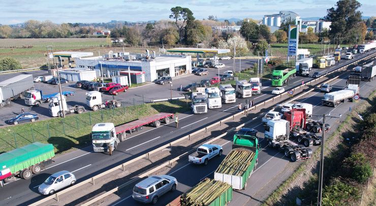 Quitarán bloqueos de la Ruta 5 Sur: Gobierno logró acuerdo con representantes de los camioneros de empresas forestales