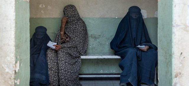 La ONU denuncia escalada de restricciones contra las mujeres en Afganistán por régimen talibán