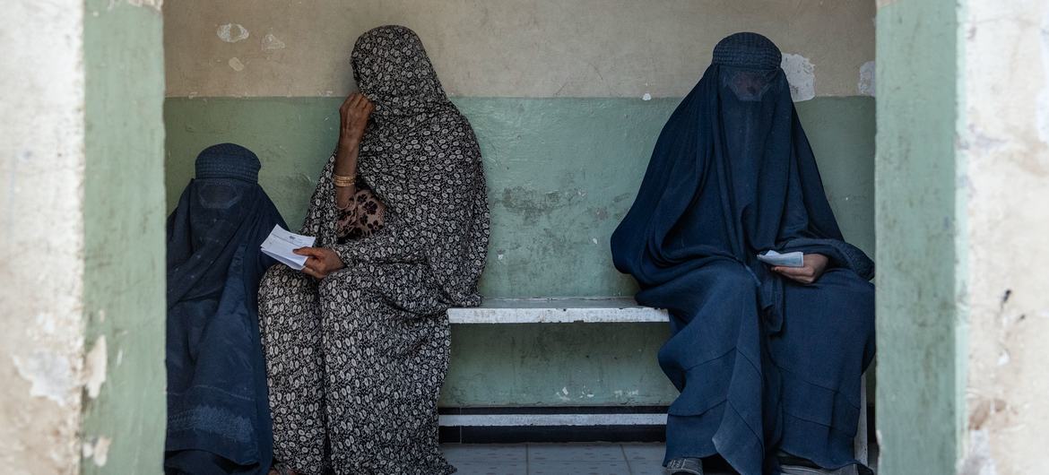 La ONU denuncia escalada de restricciones contra las mujeres en Afganistán por régimen talibán