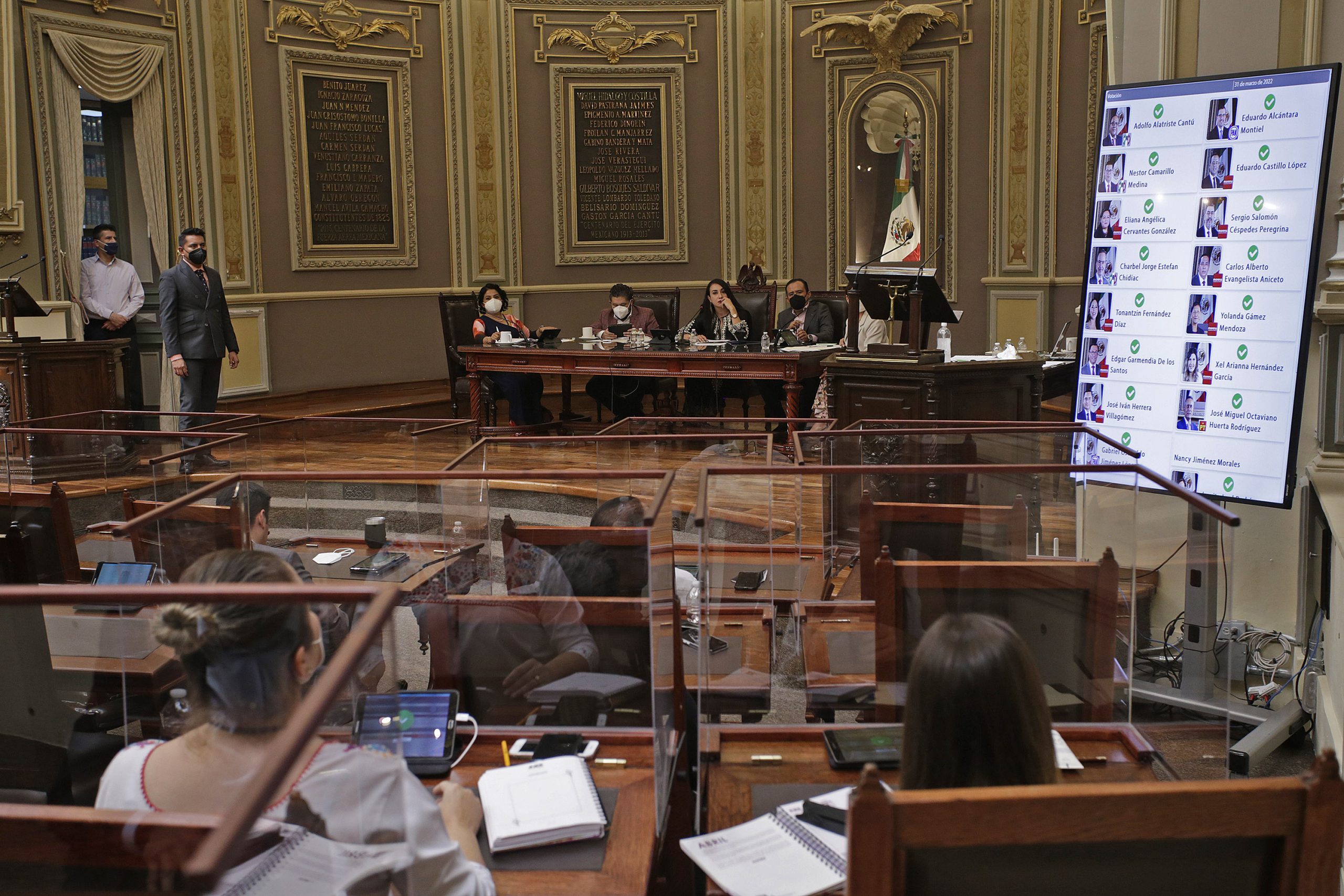 «Chocan» diputadas en Congreso por seguridad de mujeres en Puebla
