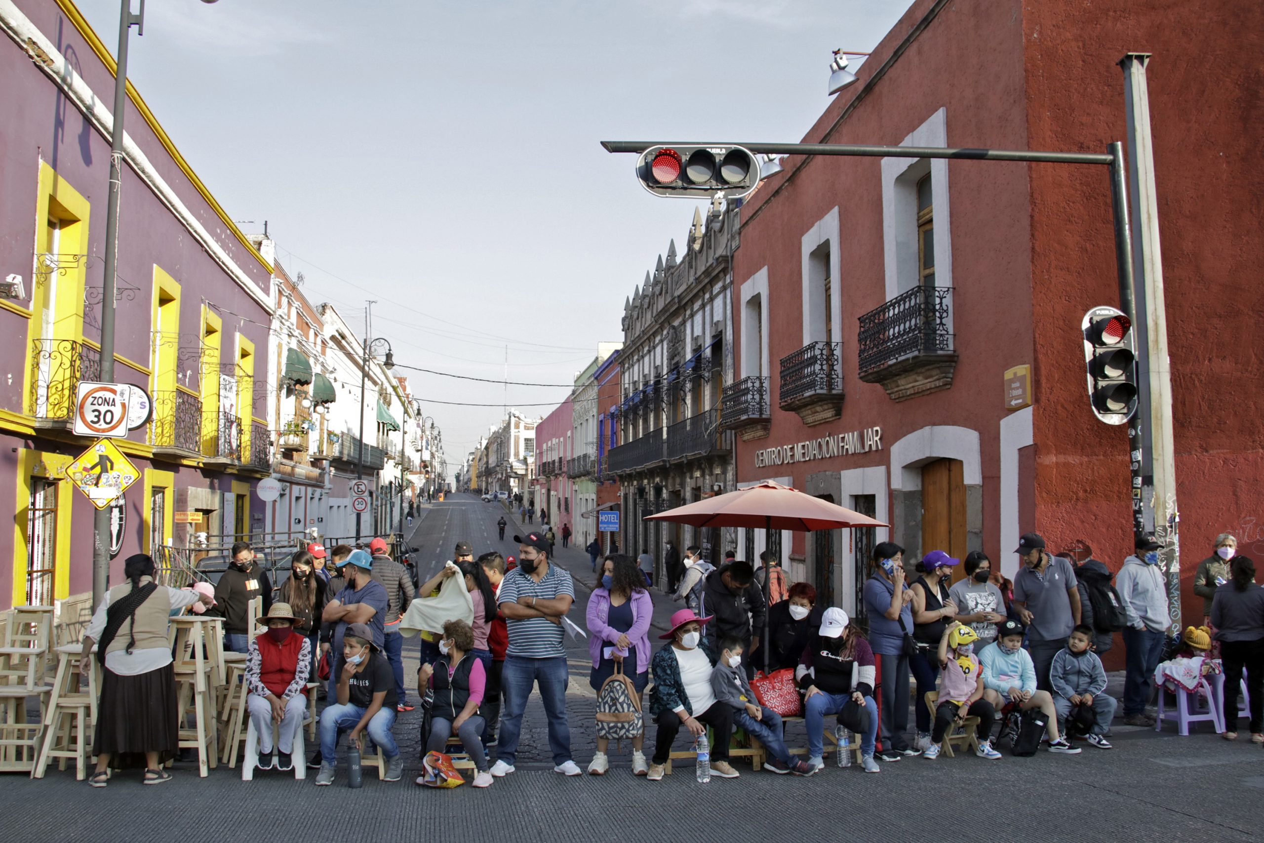 Poblanos esperan con ansias el inicio del desfile por la Batalla de Puebla