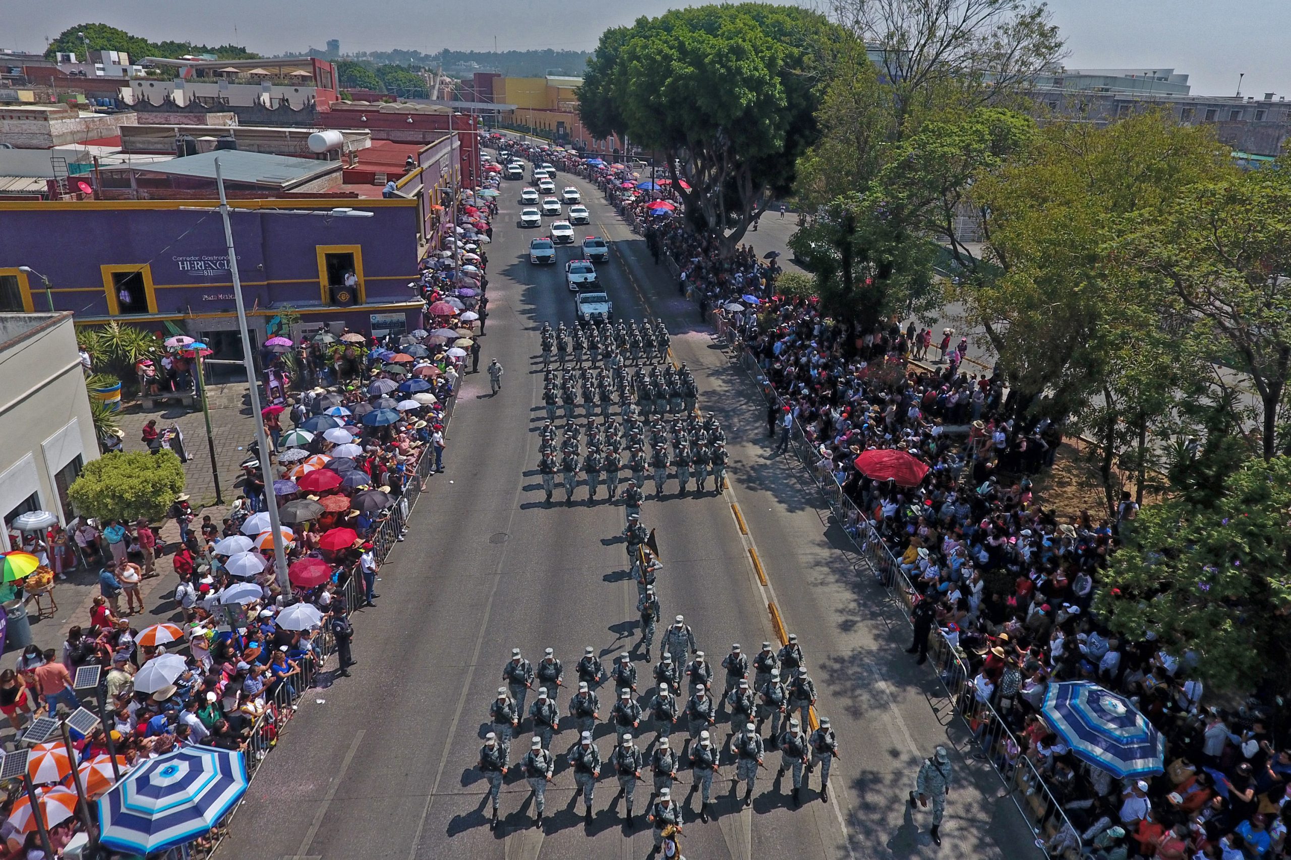 Porras y gritos, algunas muestras de apoyo en el desfile de la Batalla de Puebla