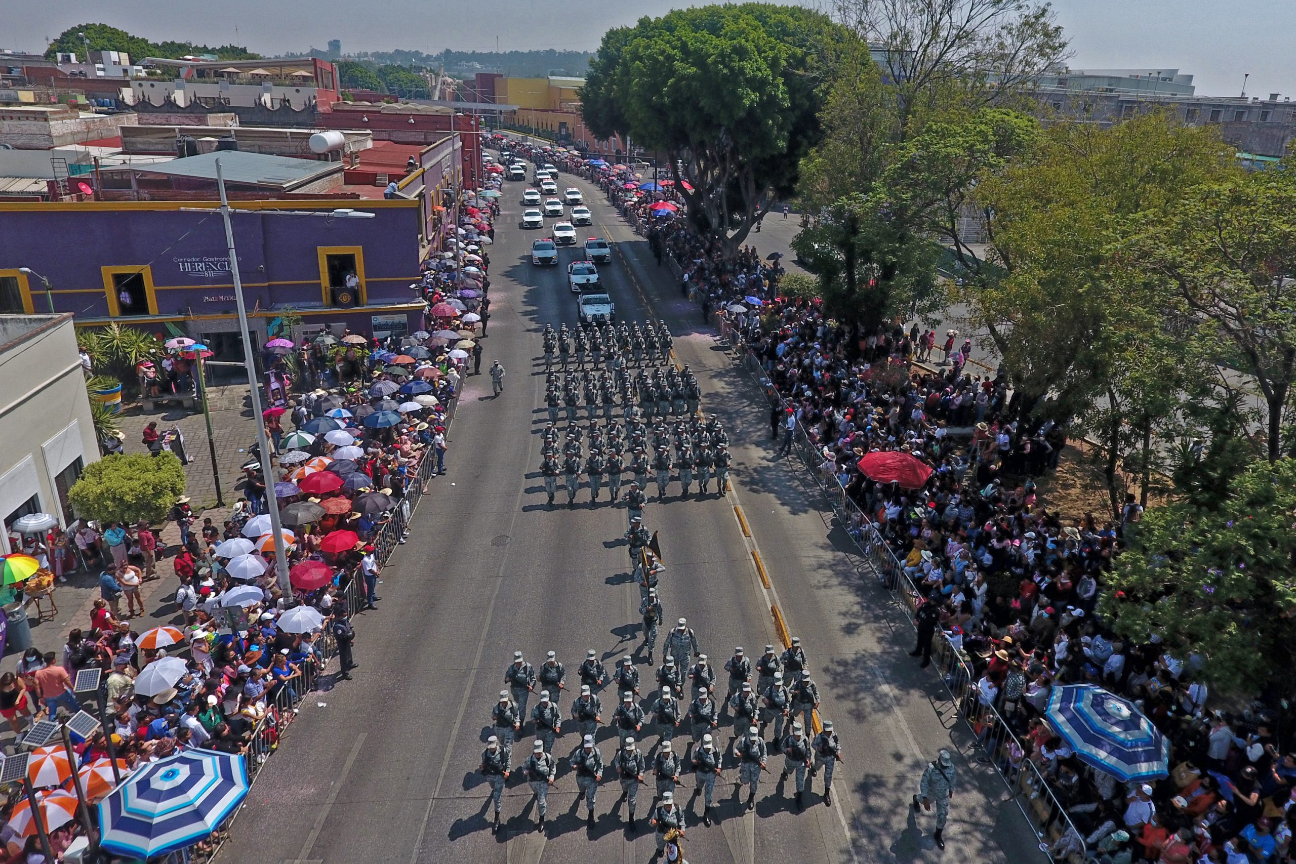 Porras y gritos, algunas muestras de apoyo en el desfile de la Batalla
