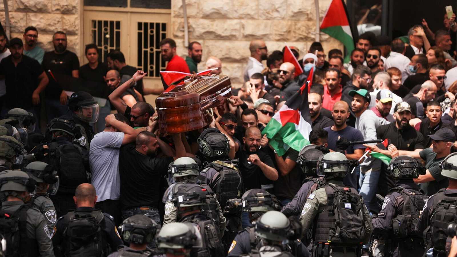 Israel ataca el funeral de la periodista palestina asesinada Shereen Abu Aqleh