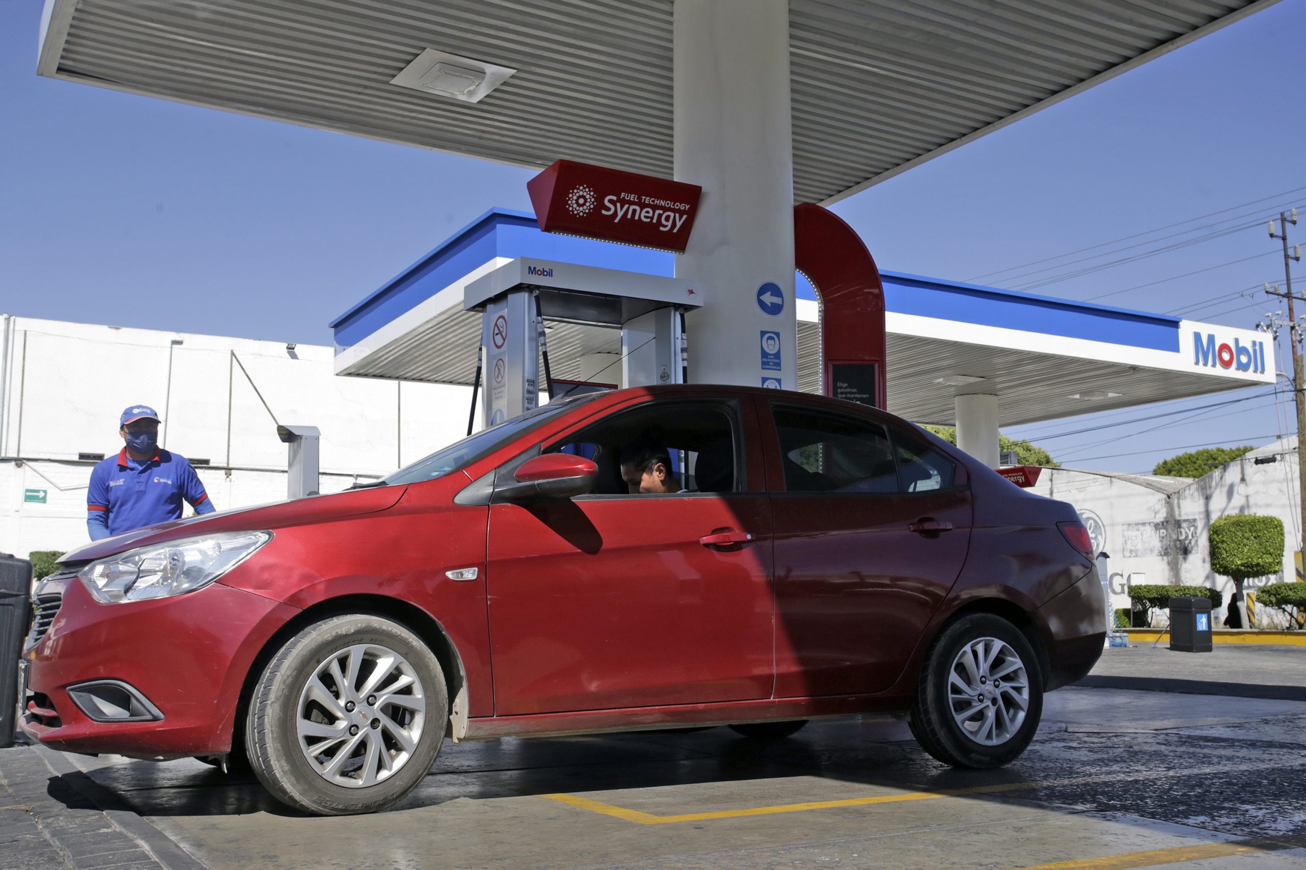 Recorte del IEPS ayudará a mantener el precio de la gasolina en Puebla: Barbosa