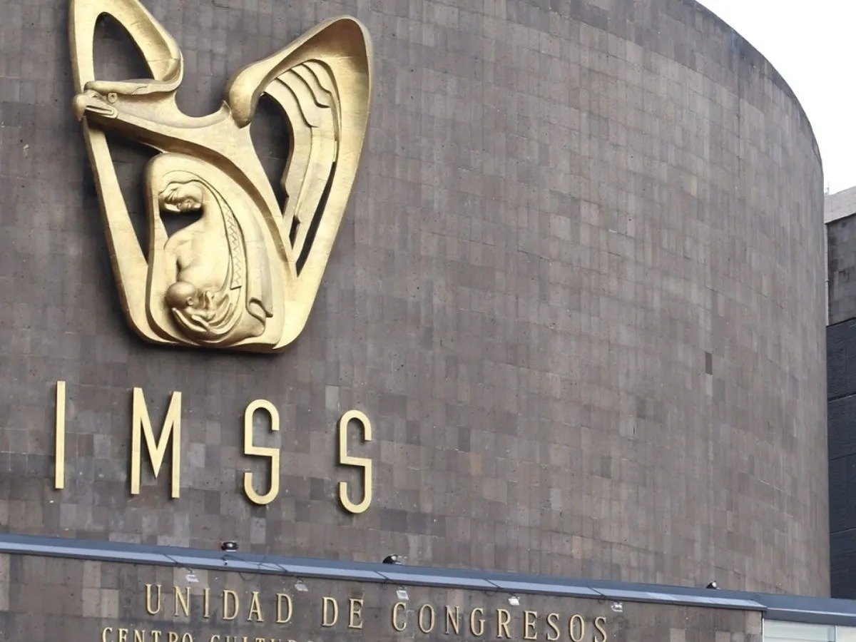 Jubilados del IMSS piden resolución de sus ahorros a López Obrador