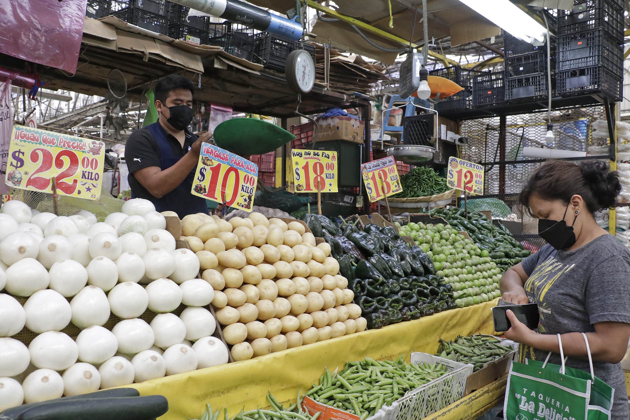 Inflación y guerra disparan canasta básica 12.4% en un año en México