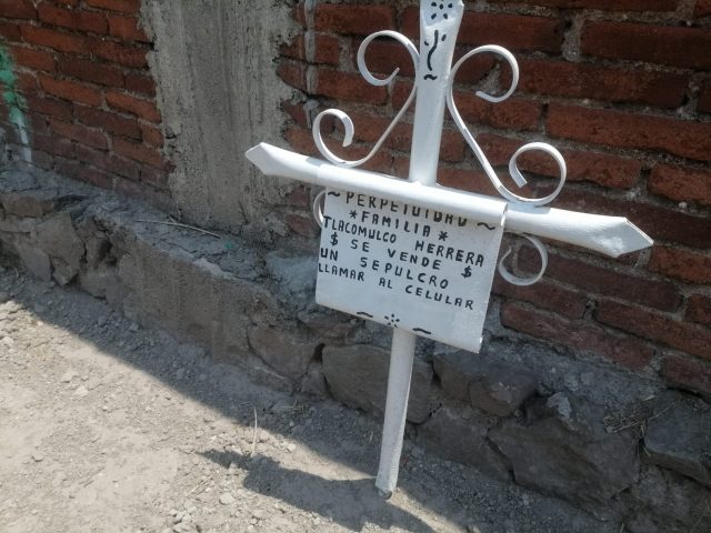 El muerto al hoyo y el vivo cobra 18 mil pesos por lote en panteones