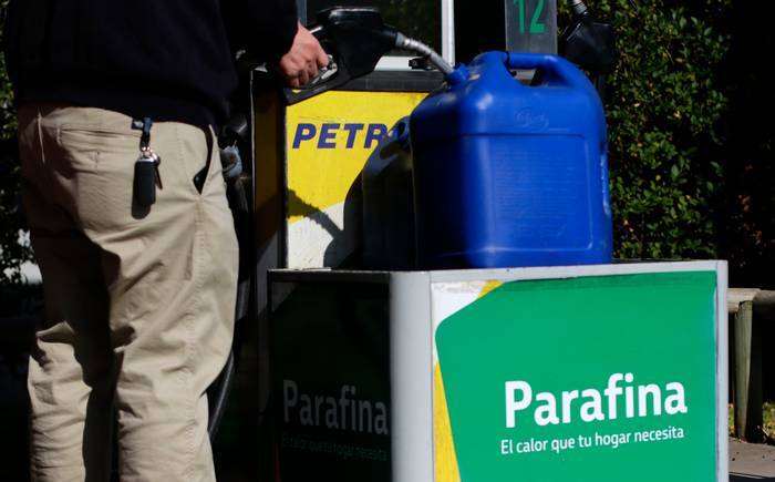 Apoyo a los hogares chilenos llegando: Gobierno anuncia baja de $330 en el valor de la parafina