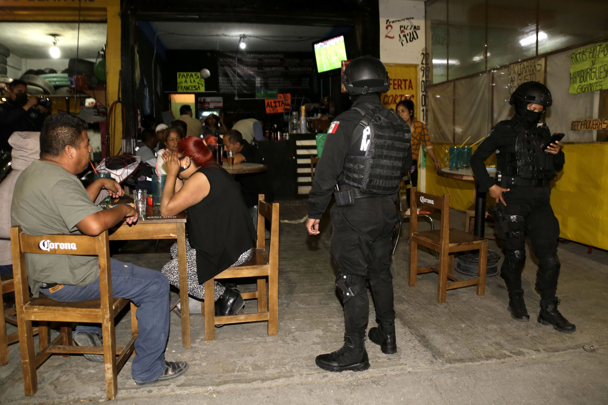 Clausuran tres bares clandestinos tras operativo en Puebla