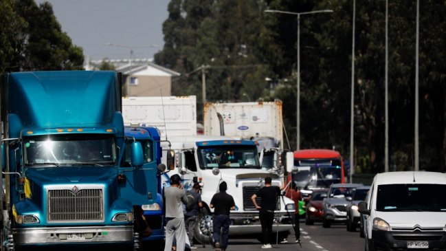 Tras acuerdo con el Gobierno, camioneros de empresas forestales despejan Ruta 5 Sur: Subsecretario Monsalve destaca que impulsarán reforma constitucional «para garantizar seguridad en las vías»