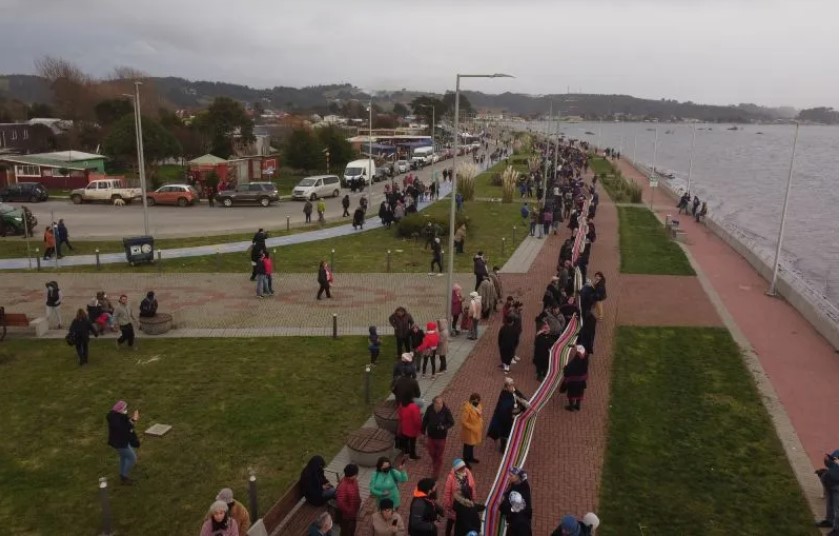 Tejedoras mapuche rompieron récord del telar más grande del mundo en Puerto Saavedra￼
