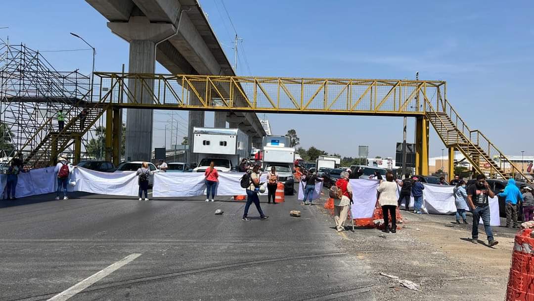 Familiares de desaparecidos protestan en carretera México-Toluca