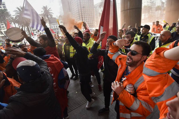 Trabajadores portuarios uruguayos extienden paro por despidos