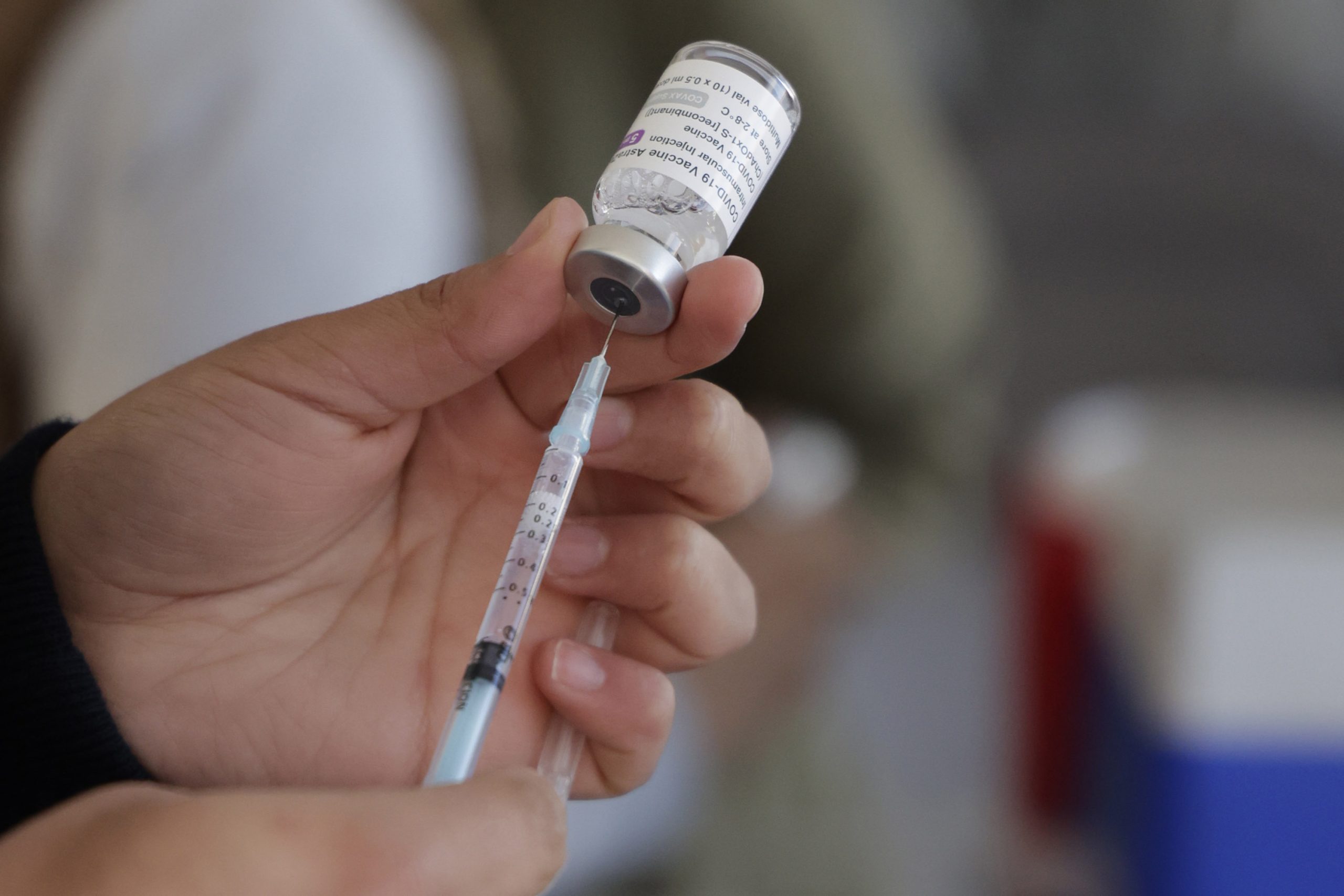 Nueva vacuna de refuerzo contra el Covid: Expertas recuerdan que la inmunidad hacia el virus disminuye con el tiempo