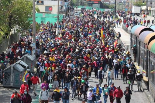 Continúan protestas en Ecuador añadiendo tributo a víctimas de represión policial durante paro nacional