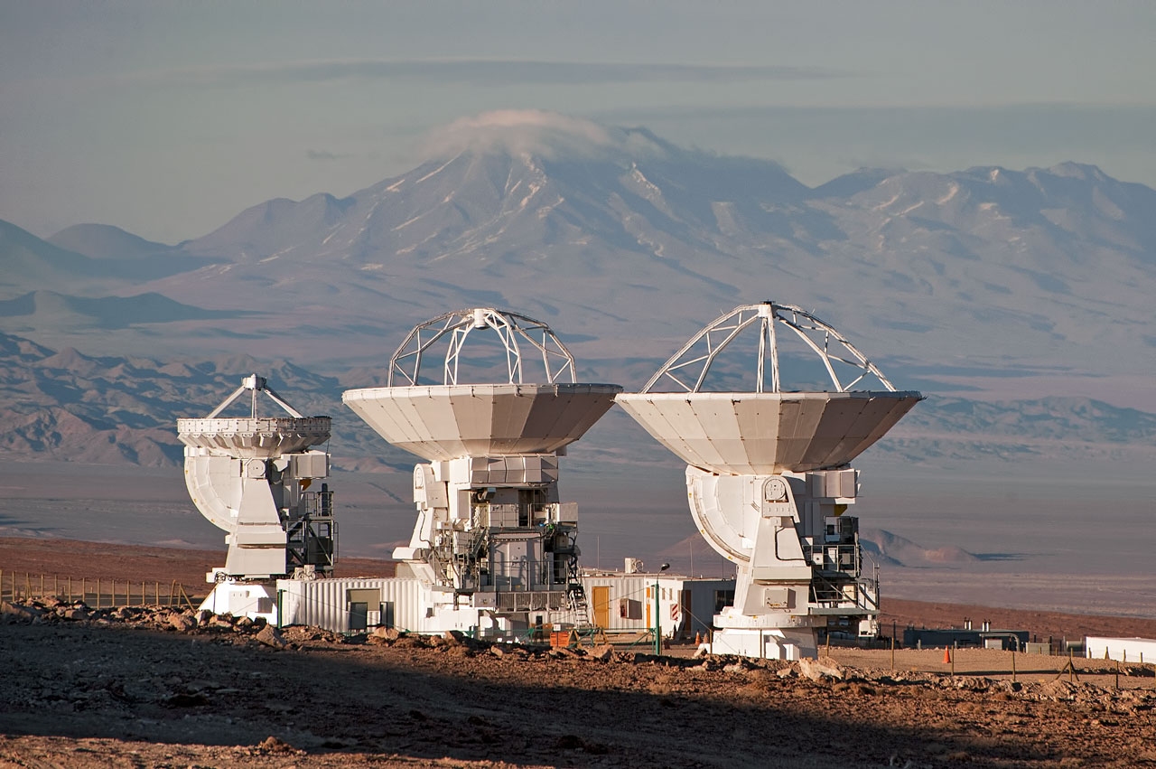 Telescopio ALMA obtiene vista privilegiada de duelo entre fuerzas opuestas en incubadora de Gran Nube de Magallanes