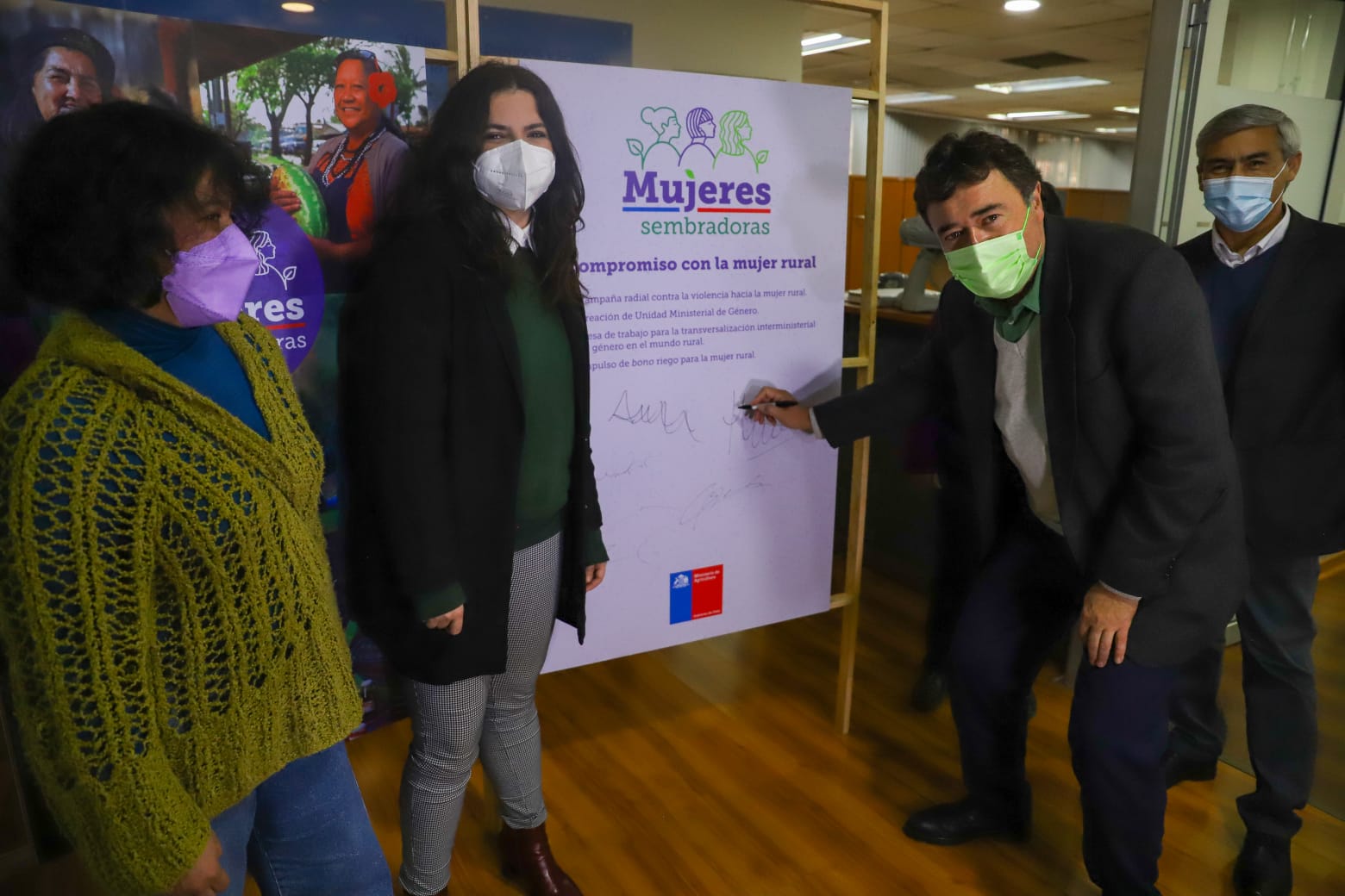 Ministerios presentaron campaña contra la violencia hacia la mujer rural: «Se acabó la idea del agro como el huaso y la lavandera»